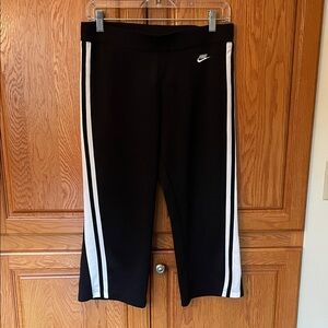 Nike Women’s Black Cropped Active pants with White Accents